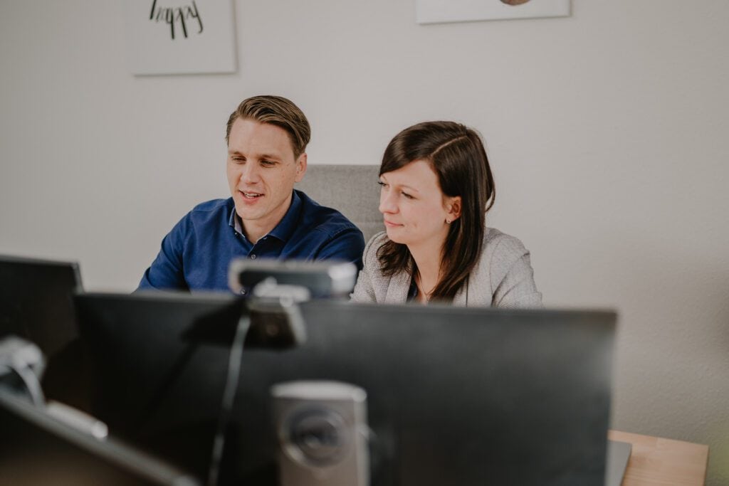 Hausarbeit schreiben lassen. Das Beauftragen einer anderen Person mit dem Schreiben Ihrer Bachelorarbeit kann einige Vorteile haben, obwohl es ethisch fragw�rdig ist und akademische Konsequenzen haben kann. Hier sind einige m�gliche Vorteile: Zeitersparnis: Wenn du deine Bachelorarbeit von jemand anderem schreiben l�sst, kannst du viel Zeit sparen, die du f�r andere wichtige Aufgaben oder pers�nliche Angelegenheiten nutzen kannst. Stressreduktion: Akademischer Druck kann sehr belastend sein, und das Auslagern der Bachelorarbeit kann diesen Stress erheblich reduzieren. Professionelle Qualit�t: Es ist wichtig zu betonen, dass das Auslagern akademischer Arbeiten gegen die meisten universit�ren Richtlinien verst��t und ernsthafte akademische und ethische Konsequenzen haben kann. Es ist immer besser, deine eigene Arbeit zu schreiben und Unterst�tzung von Lehrern, Mentoren oder Schreibzentren zu suchen, wenn du Hilfe ben�tigst.